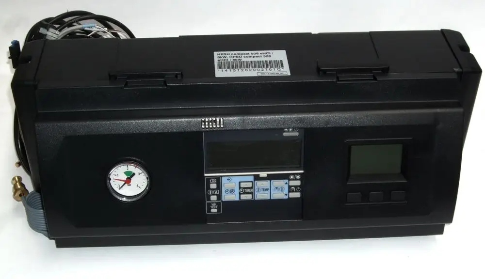 Schwarzfarbenes Daikin-Gerät mit digitalem Display, Bedientasten, Druckanzeige und verschiedenen Anschlüssen auf der linken Seite.